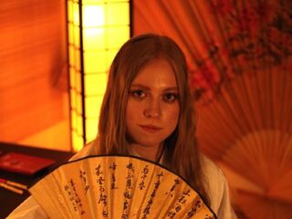hot naked camgirl MandiKressierer