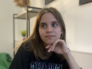 cam girl masturbating with dildo MelisaVonk