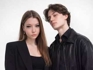 camcouple playing with sextoy LeoAndMira