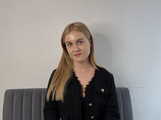 live cam show BellaMonson