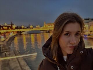 naked camgirl masturbating with vibrator CaylinGarczynski