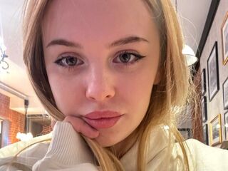 camgirl masturbating with dildo DevonaBradner