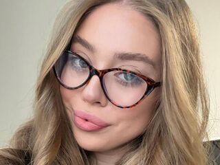 hot cam girl fingering shaved pussy DianeWhitly