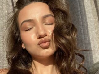 chat room live show DinaSweeny