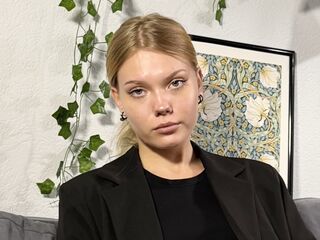 camgirl showing tits DonellaAndra