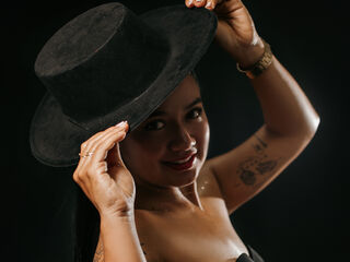 naked camgirl masturbating with vibrator HeidyRouss