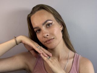 naughty camgirl masturbating with vibrator JerilynMominee