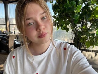 camgirl fingering shaved pussy KendallHennig