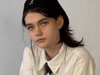 hot cam girl fingering shaved pussy LeannMolineaux