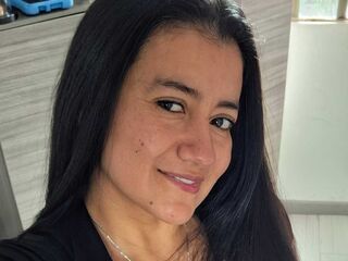 camwhore masturbating with dildo MariaThomp