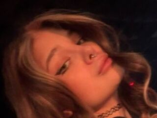 naked camgirl masturbating with dildo ViolaKerelina